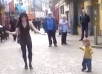 ילדה קטנה ראתה רקדנית אירית ברחוב, ואז הצטרפה אליה לריקוד הכי חמוד אי פעם