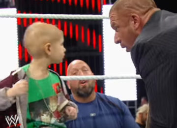 כוכבי ה WWE שברו דמות וחברו יחד כדי לעשות את היום של ילד בן 8 לפני שהוא נפטר