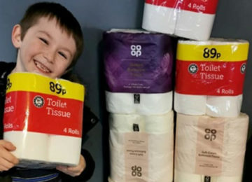 ילד בן 7 השתמש בדמי הכיס שלו כדי לקנות נייר טואלט לקשישים שנמצאים בבידוד בגלל וירוס הקורונה