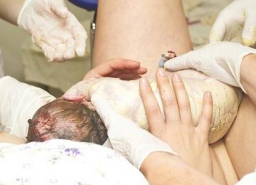 מרגש עד דמעות – תינוק נולד ללא רוח חיים ושב לחיים לאחרי מאבקים של הרופאים