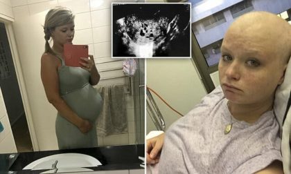 אמא לשניים חשבה שהיא בהריון – אך מה שהיא 'ילדה' בשירותים זעזע את כל העולם