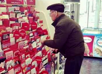 אדם זר שאל איש זקן אם הוא קונה לאישתו כרטיס ברכה ליום האהבה – לא ציפה לשמוע את התגובה הזאת