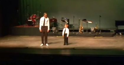 ילד בן 6 בהה במורה לריקוד – שניות אחר כך הוא השאיר את כל הקהל ללא מילים