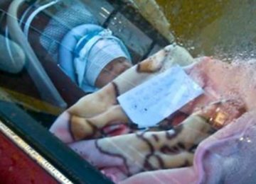 אדם זר ראה במקרה תינוק בתוך מכונית, כשעל החלון היה מודבק פתק מחריד שהשאיר את כולם ללא מילים