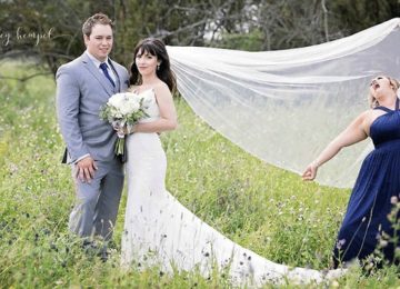הצלמת סידרה את החתן והכלה לתמונת חתונה מושלמת. אך אז השושבינה דפקה פוזה משלה