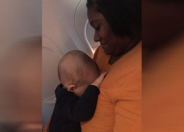 תינוק רגזן טיפס על אישה זרה במטוס. התגובה שלה המיסה את הלב של מליונים בכל העולם