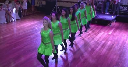 8 שושבינות רוקדות ריקוד אירי מסורתי, אבל תראו מה קורה כשהחתן מצטרף