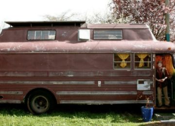 פנסיונר הפך אוטובוס ישן לבית חלומות – מבפנים נראה כמו בית מעולם האגדות