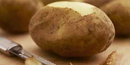 כל החיים שלכם קילפתם תפוחי אדמה בצורה לא נכונה – צפו בטריק הגאוני הזה של מאסטר שף