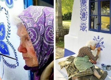 סבתא צ'כית בת 90 – מעבירה את זמנה בציור פרחים על ביתה בכפר קטן