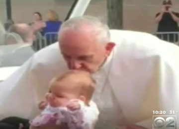 האפיפיור נישק תינוקת על המצח – חודשיים אחר כך ההורים גילו את ההשלכות המצמררות