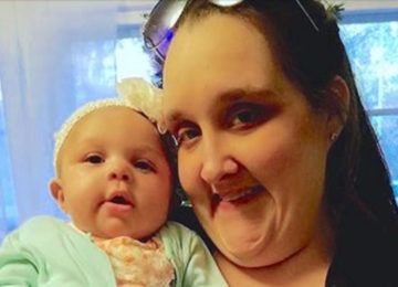 אמא ובתה התינוקת מתו בפתאומיות – אך אז סבתא ראתה תמונה באותו היום שמילאה אותה תקווה