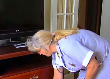 חדרנית פתחה מגירה בחדר המלון של זוג זקנים: מה שמצאה גרם לאישה לפרוץ בבכי