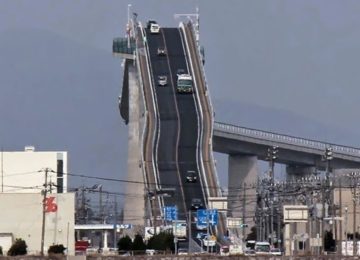 לא, זו לא רכבת הרים! זה גשר פסיכי ביפן