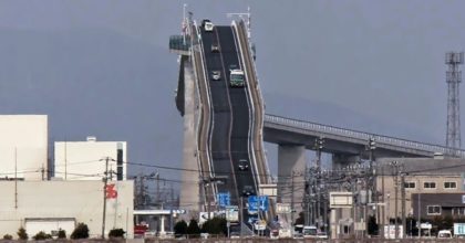 לא, זו לא רכבת הרים! זה גשר פסיכי ביפן