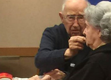 התמונה הזו של אדם זקן מאכיל את אישתו עם היד מתפשטת באינטרנט כמו אש בשדה קוצים