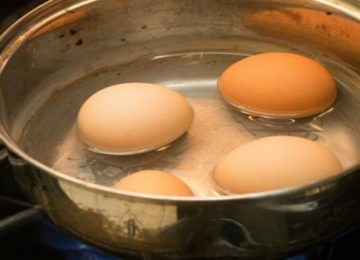 הוסיפו כפית של סודה לשתייה בפעם הבאה שאתם מבשלים ביצים קשות – הסיבה פשוט גאונית!
