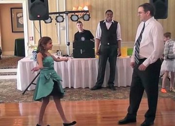 ילדה קטנה ביקשה מאביה לרקוד איתה בבת המצווה שלה. הם היממו את הקהל עם ריקוד מדהים!
