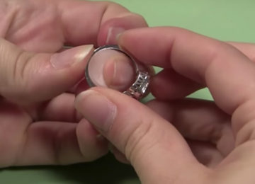 אישה קנתה טבעת בשוק הפשפשים: 30 שנים אחר כך נחשף סוד ששינה את חייה לנצח