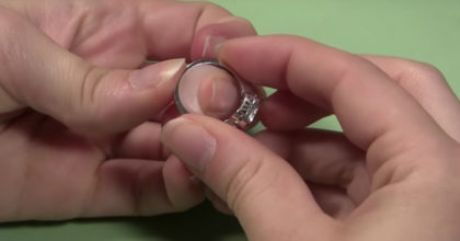 אישה קנתה טבעת בשוק הפשפשים: 30 שנים אחר כך נחשף סוד ששינה את חייה לנצח