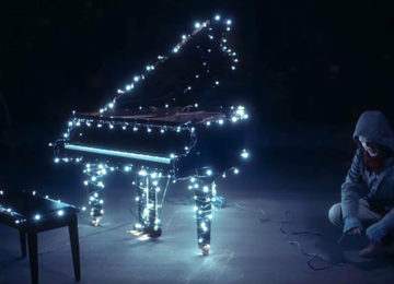 אדם חיבר 500,000 נורות לפסנתר שלו – כשהוא החל לנגן, כל השכונה נותרה ללא מילים