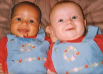 אף אחד לא הבין איך התאומות של אמא נולדו עם צבע עור שונה – 18 שנים אחר כך האמת נחשפה