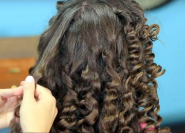 האמא הזו חשפה טריק פשוט וגאוני שמראה איך לעשות תלתלים בשיער בשיטה טבעית בלי שימוש בחום