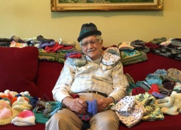 אדם בן 86 לימד את עצמו לסרוג כדי שהוא יוכל לסרוג כובעים חמימים לתינוקות בפגיה