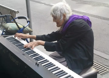 אישה זקנה התיישבה כדי לנגן על פסנתר ברחוב, וזה נשמע כמו משהו מגן עדן