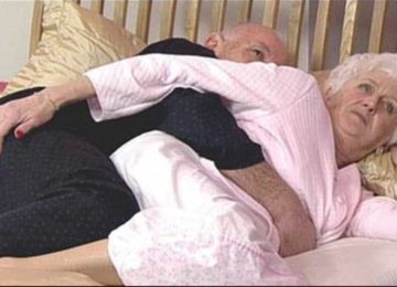 אחרי 50 שנות נישואים, בני זוג שכבו במיטה לילה אחד, כאשר האישה הרגישה את היד של בעלה…