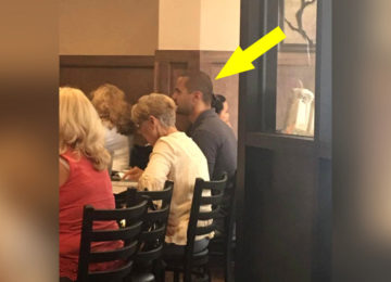 אישה מבוגרת ובודדה חיכתה לשולחן במסעדה – לפתע בחור אלמוני קם מהשולחן והצביע