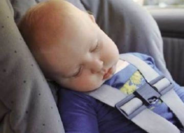 אמא מצאה את התינוק בן 11 השבועות מת בכיסא הבטיחות: הסתכלה מקרוב והבינה את הטעות המחרידה