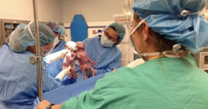 אמא טרייה ראתה את הרופאה המיילדת צורחת בחדר הלידה – הסתכלה מקרוב על התינוקות שלה, והבינה מה קרה