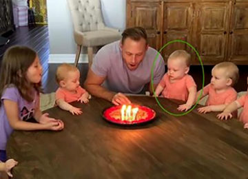 אחיות שרו יום הולדת שמח לאבא, אבל שימו לב לאחות ליד אבא ברגע שהוא מכבה את הנרות