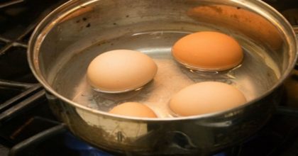 הוסיפו כפית אבקת סודה לשתייה בפעם הבאה שאתם מכינים ביצים קשות – הסיבה פשוט גאונית