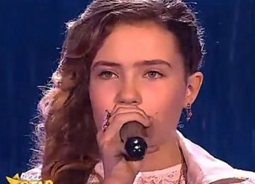 ילדה צעירה שרה את 'אחד השירים הקשים בעולם' – גרמה לשופטים לקפוץ על רגליהם אחרי 2 תווים בלבד