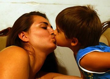 פסיכולוגית ילדים מזהירה: זאת הסיבה שאסור לכם לעולם לנשק את הילדים שלכם על השפתיים