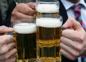מחקר חדש קובע: לצאת פעמיים בשבוע לפאב לשתות עם חברים זה טוב לבריאות הנפשית שלכם