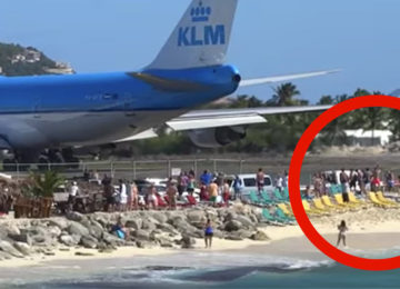 המטוס עומד להמריא, עכשיו שימו לב מה קורה לאנשים שמשתזפים על חוף הים