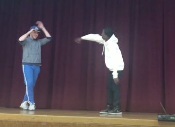 תלמיד הזמין את המורה שלו לקרב ריקוד – חכו שתראו את המהלכים של המורה