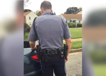 השוטר הכריח אישה לפתוח את תא המטען – אבל לא קלט שהיא מצלמת אותו מאחורי גבו