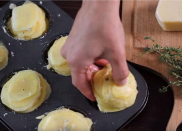 תפרסו תפוחי אדמה ושימו אותם בתבנית מאפינס. זו תהיה המנה האהובה של המשפחה שלכם!